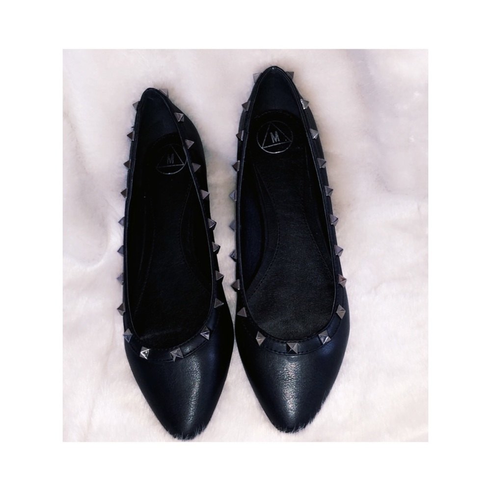 Pointed toe stud flats